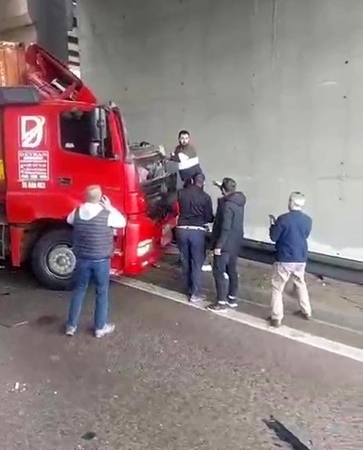 TEM’de korkunç kaza: Kendi kullandığı tırın altında can verdi