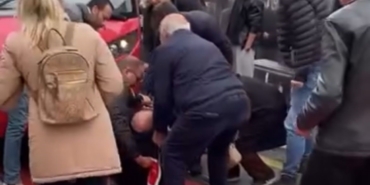 Raylardan geçmek isteyen adama tramvay çarptı