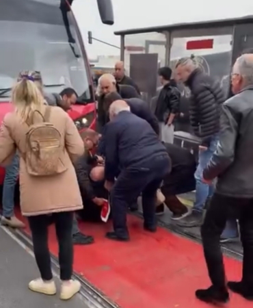 Raylardan geçmek isteyen adama tramvay çarptı