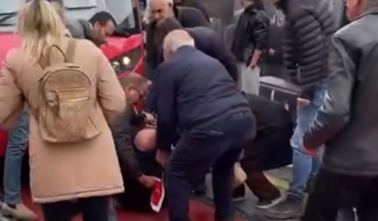 Raylardan geçmek isteyen adama tramvay çarptı