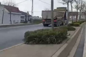 Arnavutköy’de hafriyat kamyonu ters yöne girerek süratle ilerledi