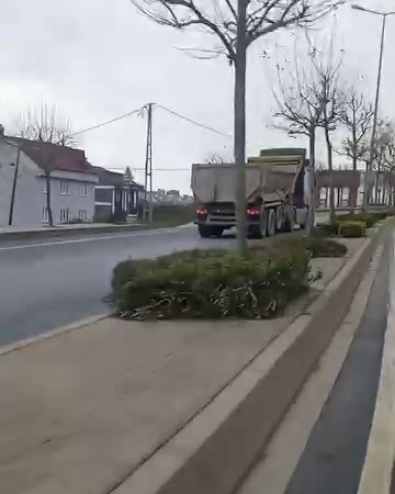Arnavutköy’de hafriyat kamyonu ters yöne girerek süratle ilerledi