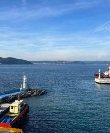 Çanakkale Boğazı sisin etkisini yitirmesiyle tekrar trafiğe açıldı