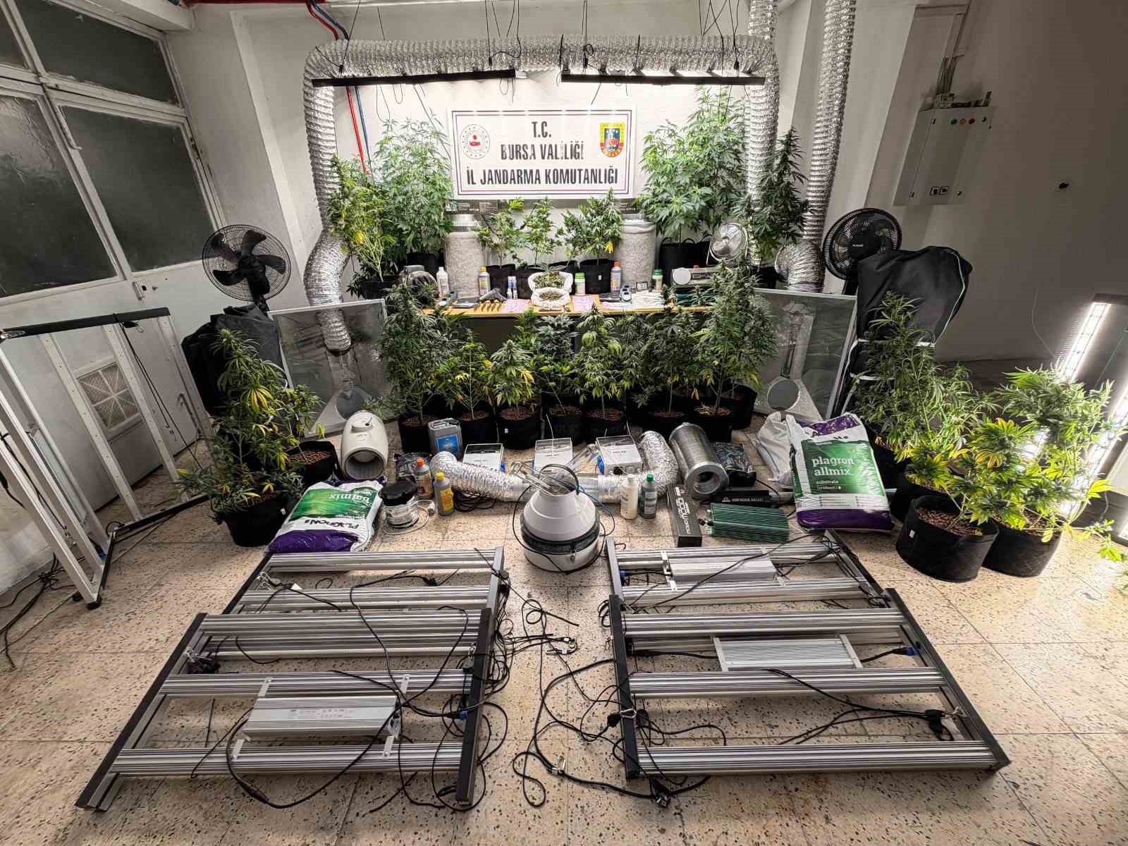 Evini uyuşturucu imalathanesine çevirdi, jandarma operasyonuyla yakalandı