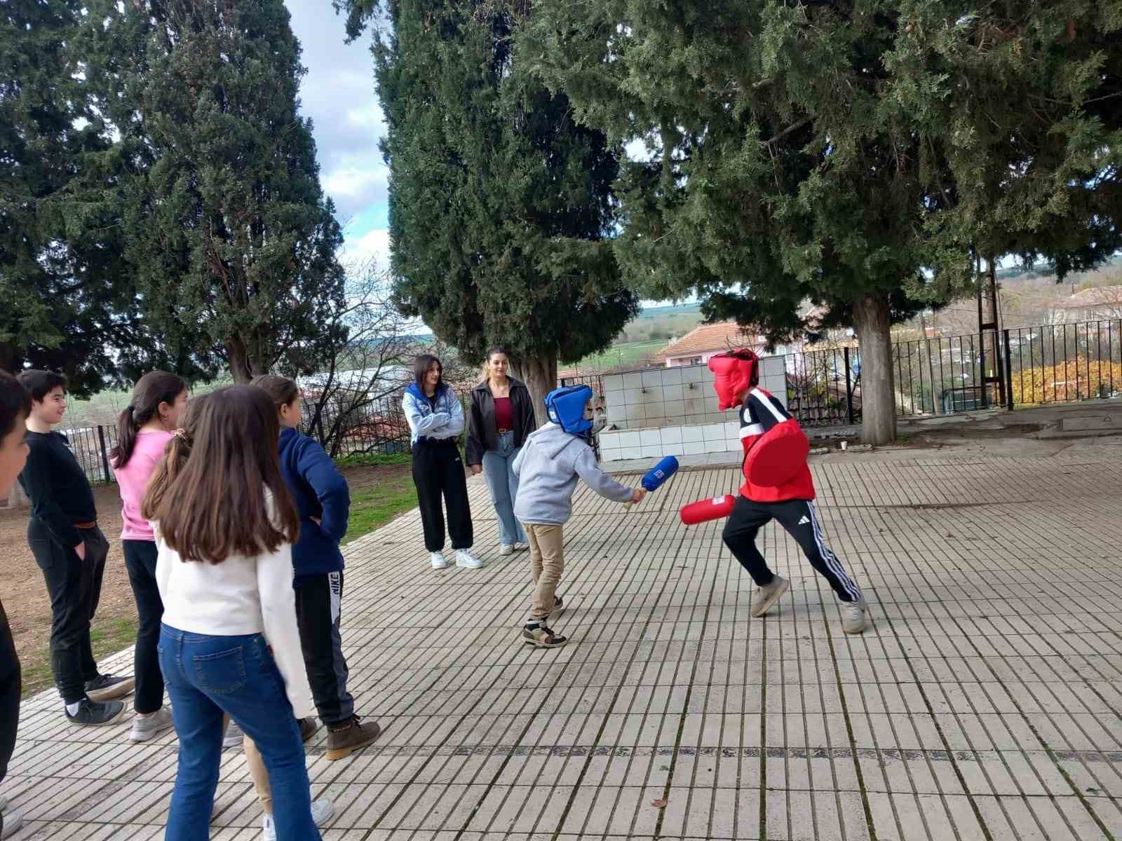 Babaeski’de üniversite öğrencilerinden köy okulunda anlamlı faaliyet