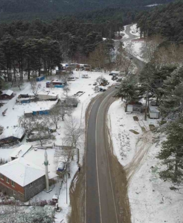 Kazdağları’na beklenen kar geldi: Yüksek kesimler beyaza büründü