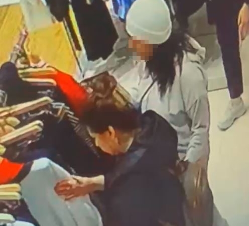 Kılıktıktan kılığa giren cep telefonu hırsızı kadın kamerada