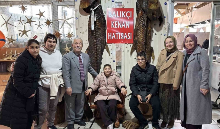 Özel gereksinimli bireyler, Türkiye Deniz Canlıları Müzesi’ni ziyaret etti