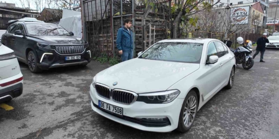 Lüks araçla çıkışı kapattı, cuma çıkışında tepkiye neden oldu