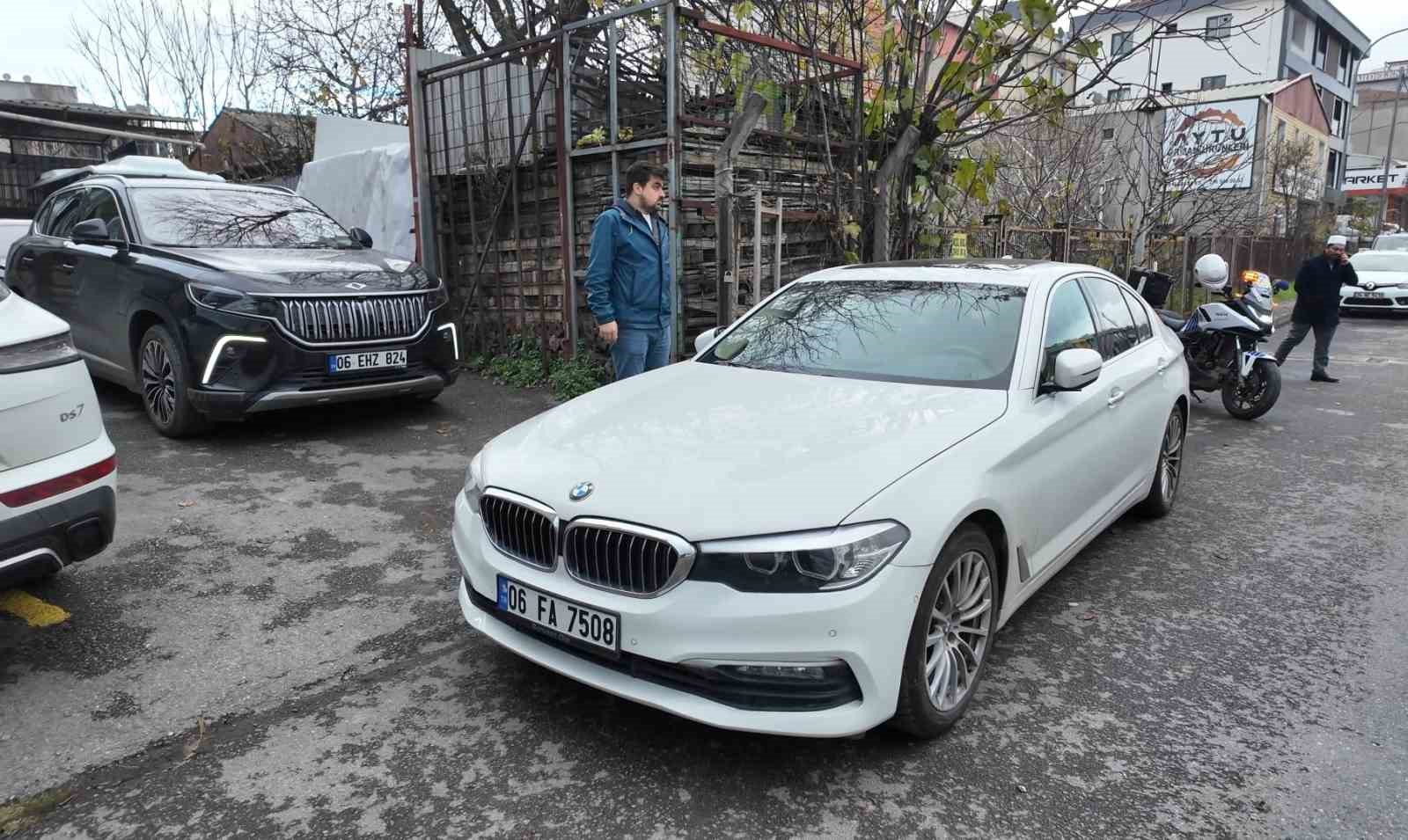 Lüks araçla çıkışı kapattı, cuma çıkışında tepkiye neden oldu