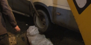 Küçükçekmece’de minibüs yağmur sonrası çöken yola düştü