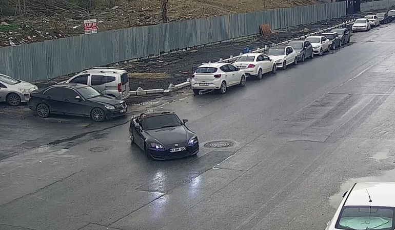 Bahçelievler’de trafik saatinde drift dehşeti kamerada