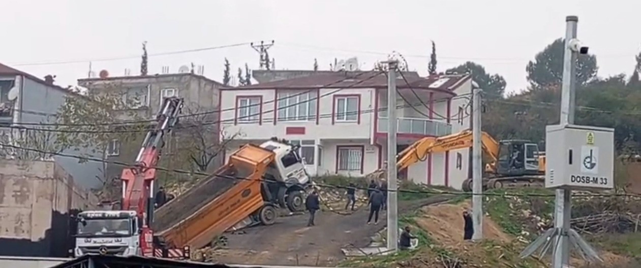 Yük boşaltan kamyon askıda kaldı