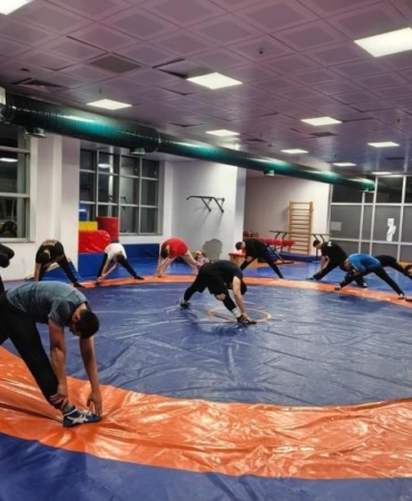 Güreş minderinde güç ve teknik bir arada