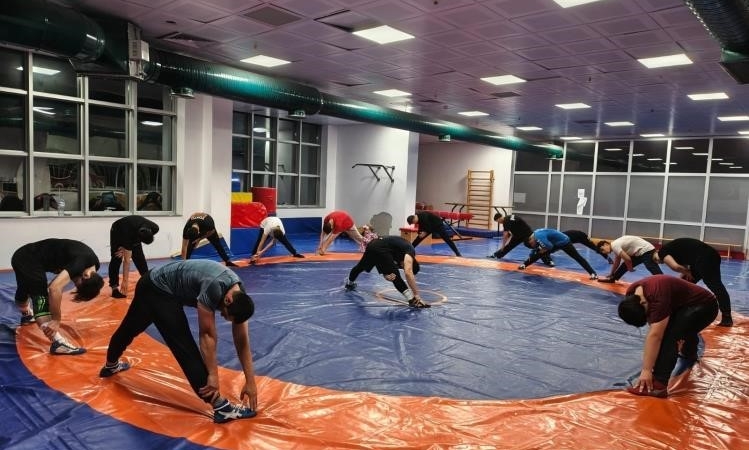 Güreş minderinde güç ve teknik bir arada