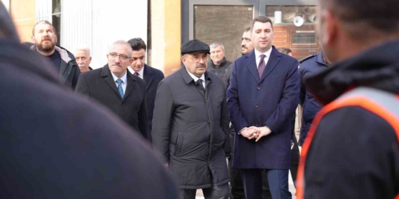 Vali Ustaoğlu, Sındırgı’da yıkım ve geçici ticaret alanını inceledi
