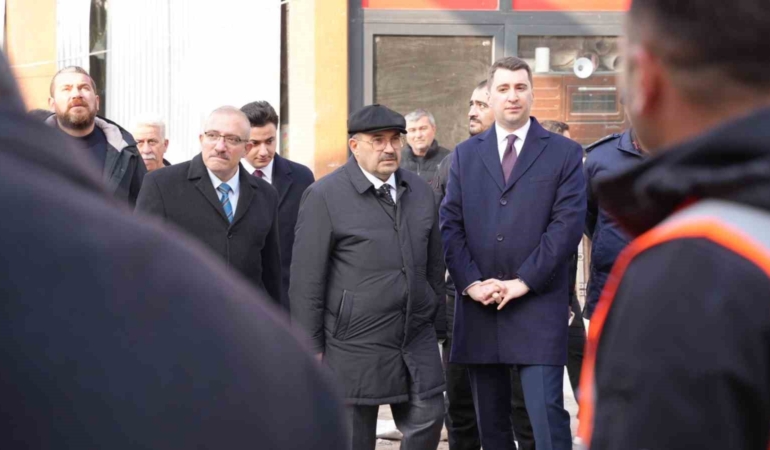 Vali Ustaoğlu, Sındırgı’da yıkım ve geçici ticaret alanını inceledi
