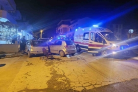 Balıkesir’de kavşakta 3 araç kaza yaptı