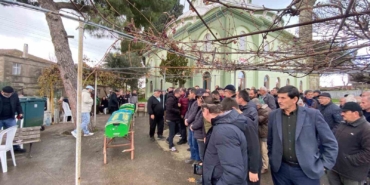 Ters yönde gelen aracın çarpmasıyla hayatını kaybeden 2 kişi son yolculuğuna uğurlandı