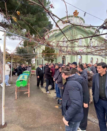 Ters yönde gelen aracın çarpmasıyla hayatını kaybeden 2 kişi son yolculuğuna uğurlandı