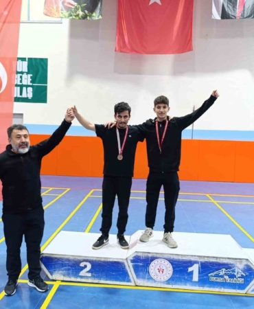 Mudanya Anadolu İmam Hatip Lisesi, güreşte zirveye oturdu