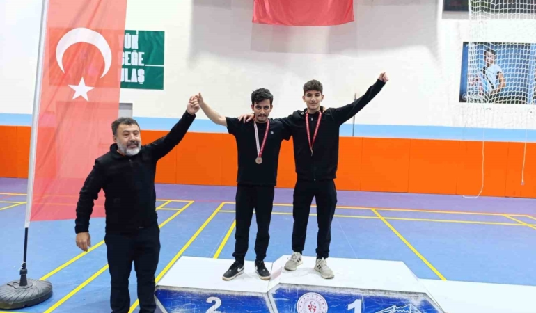 Mudanya Anadolu İmam Hatip Lisesi, güreşte zirveye oturdu