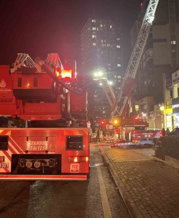 Başakşehir’de restoran yangını: Binayı dumanlar sardı, mahsur kalanları itfaiye kurtardı