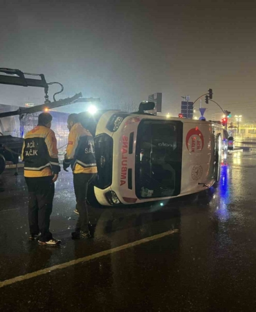 Panelvan ile çarpışan ambulans devrildi: 6 yaralı
