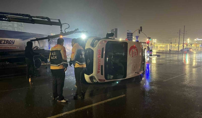 Panelvan ile çarpışan ambulans devrildi: 6 yaralı