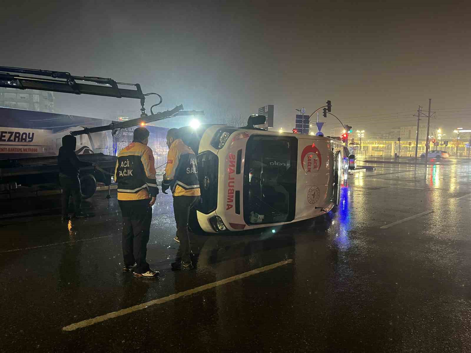 Panelvan ile çarpışan ambulans devrildi: 6 yaralı