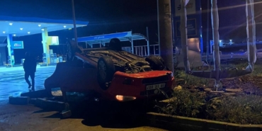 Lüleburgaz’da takla atan otomobildeki 2 kişi yaralı olarak kurtuldu