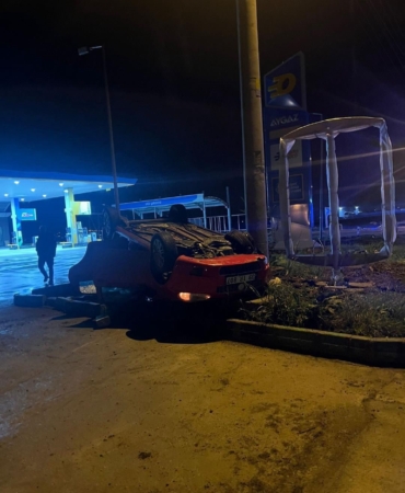 Lüleburgaz’da takla atan otomobildeki 2 kişi yaralı olarak kurtuldu
