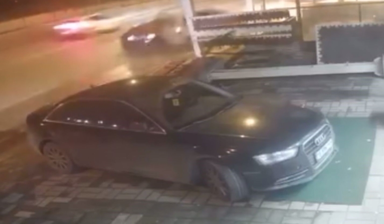 Bursa’da gece yarısı kaza anı kamerada : 1’i ağır 4 yaralı