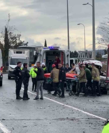 Sancaktepe’de hafriyat kamyonuyla çarpışan kamyonetin sürücüsü hayatını kaybetti