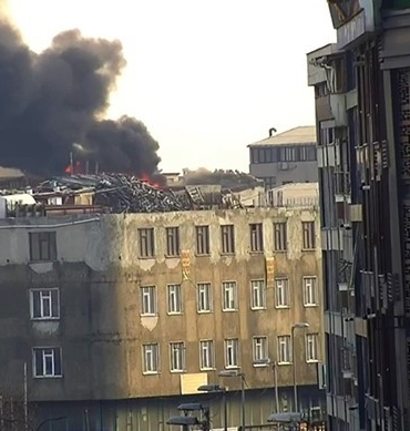 Sultangazi Cebeci Mahallesi’nde bir binanın çatısında yangın çıktı. Can pazarının yaşandığı yangına itfaiye ekipleri müdahale ederken, bölgeye çok sayıda ekip sevk edildi.