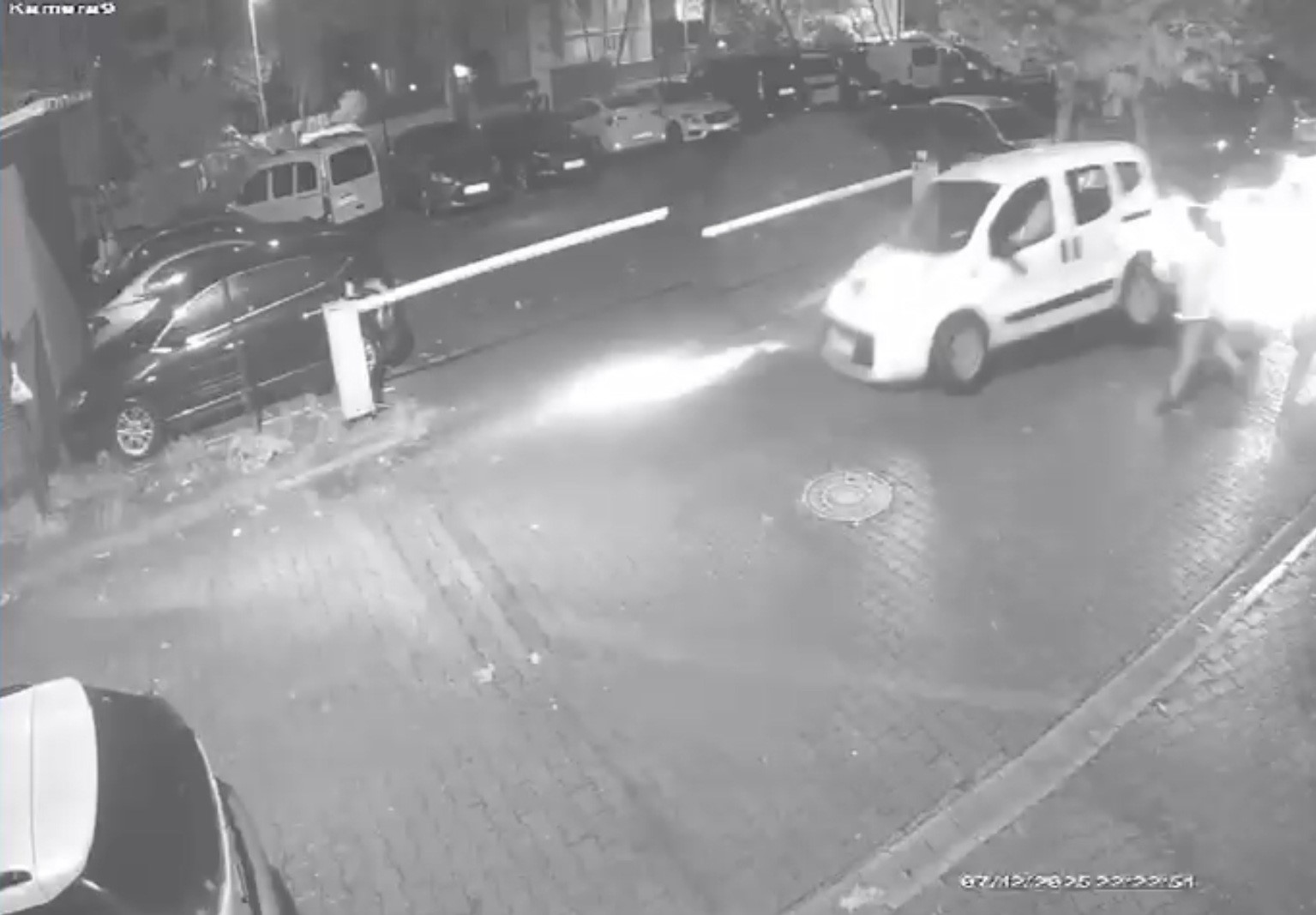 Pendik’te direksiyon hakimiyetini kaybeden sürücü ortalığı birbirine kattı