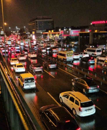İstanbul’da yağışın da etkisiyle trafik durma noktasına geldi