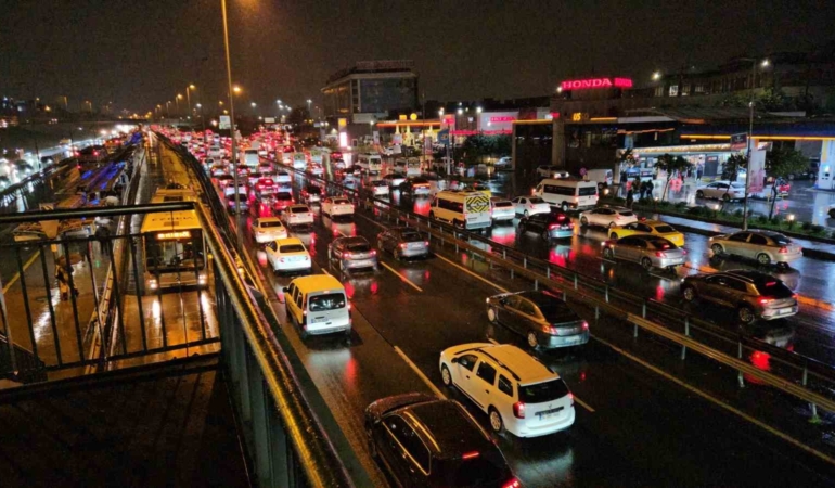 İstanbul’da yağışın da etkisiyle trafik durma noktasına geldi
