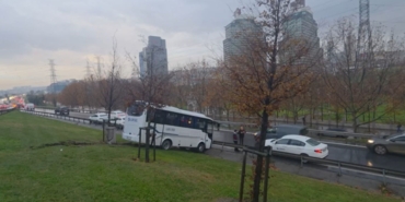 Servis minibüsü yoldan çıktı, bariyerleri aşıp yeşillik alana uçtu