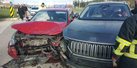 Bilecik’te aday sürücü direksiyon sınavında kaza yaptı: 4 yaralı