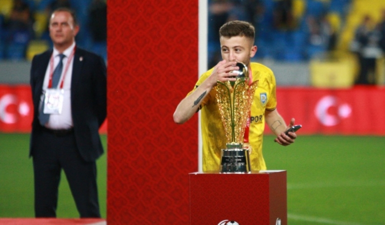 Kocaeli’de silahlı saldırı: 1’i futbolcu 3 yaralı