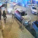 Araçla çarpışan motosikletli kaldırımdaki yayanın üzerine böyle uçtu