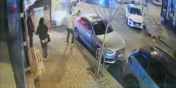 Araçla çarpışan motosikletli kaldırımdaki yayanın üzerine böyle uçtu