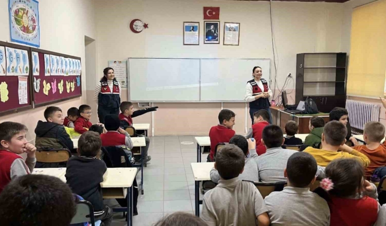 Çanakkale’de jandarma ekipleri KADES ve güvenlik hakkında bilgilendirdi