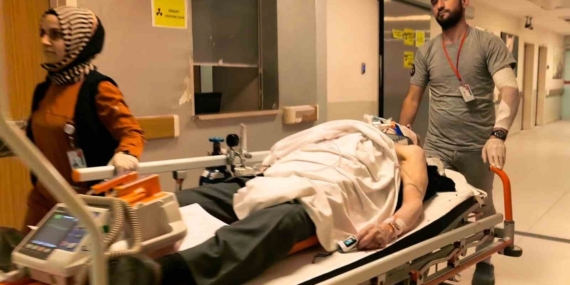 Merdiven boşluğuna düşen yaşlı adam ağır yaralandı