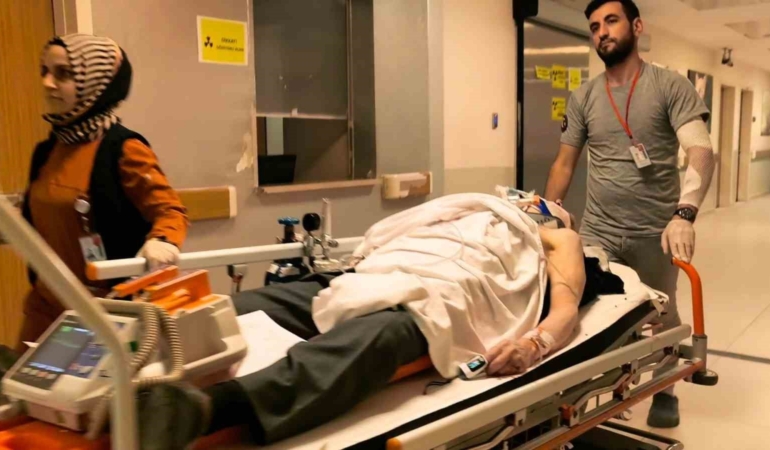 Merdiven boşluğuna düşen yaşlı adam ağır yaralandı