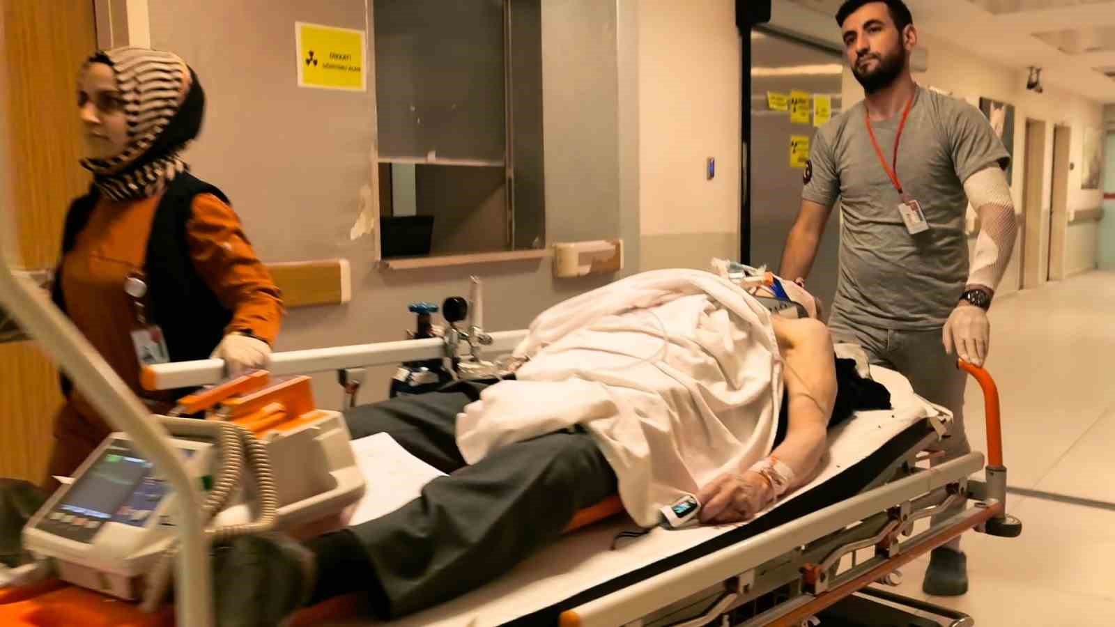 Merdiven boşluğuna düşen yaşlı adam ağır yaralandı