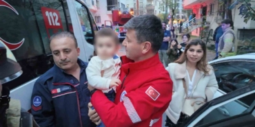 Otomobilde unutulan bebek kurtarıldı