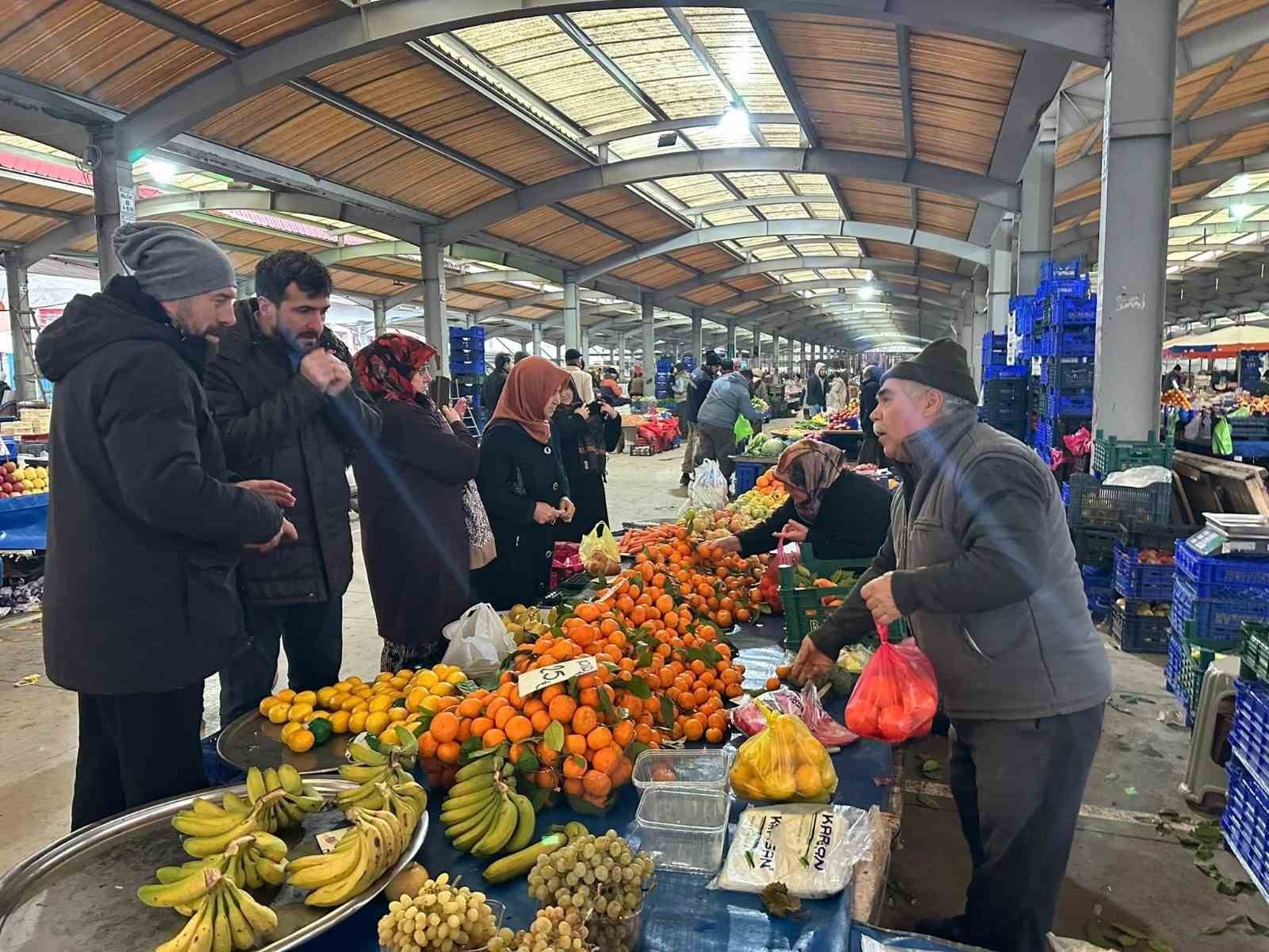 Depremlerin ardından Sındırgı’da komşuluk seferberliği