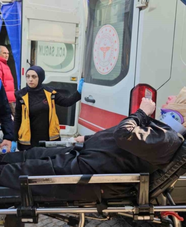 Bozuk zeminde ayağı takılan kadın yere düşerek yaralandı